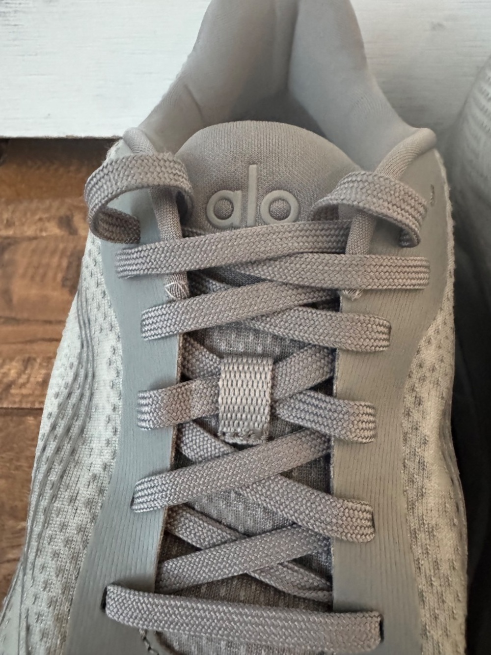 ALO Yoga Runner Grey Unisex Shoes Sneakers Mesh Size Men's 10.5 Women's 12 - Picture 6 of 11